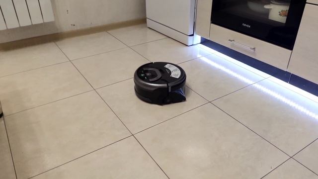 Робот - мойщик пола ILIFE W400 в работе