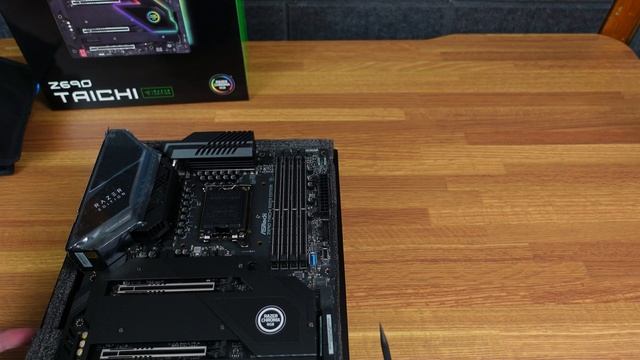 ASRock Z690 Taichi Razer Edition motherboard – Unboxing смотреть онлайн