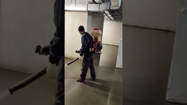 Наносим материал MasterTop CС 713 .Материал образует на поверхности бетона мембрану