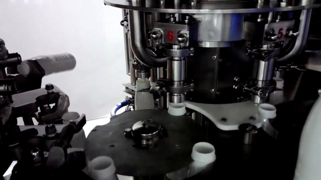 Розлив йогурта в пластиковые бутылки на триблоке ТФ 1000 смотреть онлайн