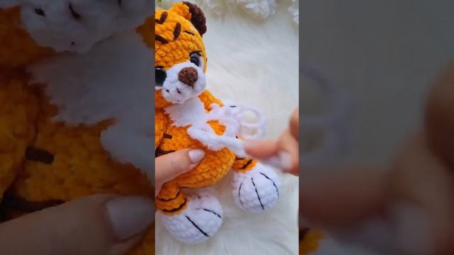 Вышиваем грудку плюшевой игрушке | Игрушка крючком смотреть онлайн