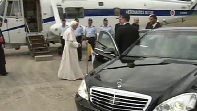 Pope arrives at Castel Gandolfo смотреть онлайн