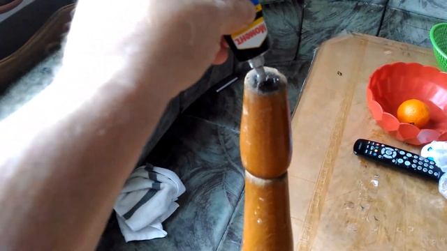Наклеиваем пятаки на ножки стула (стола).Glued the nickels to the leg of a chair (table). смотреть онлайн