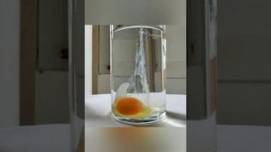 Яйцо в воду на ночь у головы, знаки порчи. Чистка яйцом.