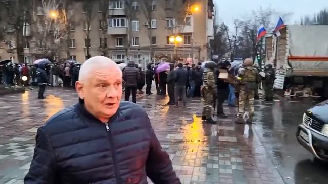 В Мелитополе продолжается раздача гуманитарной помощи населению. смотреть онлайн