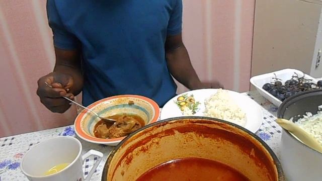 Студент из Ганы научил ухтинцев есть суп руками