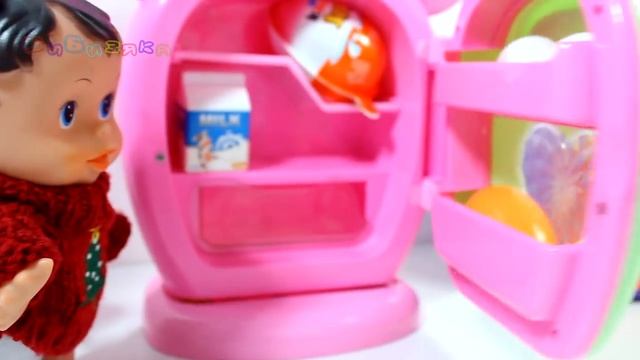 Куклы играют Готовим еду в духовке Холодильник с сюрпризами Kinder Joy смотреть онлайн