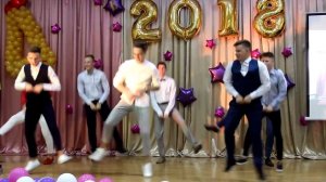 ОЧЕНЬ КРУТОЙ танец мальчиков на выпускном