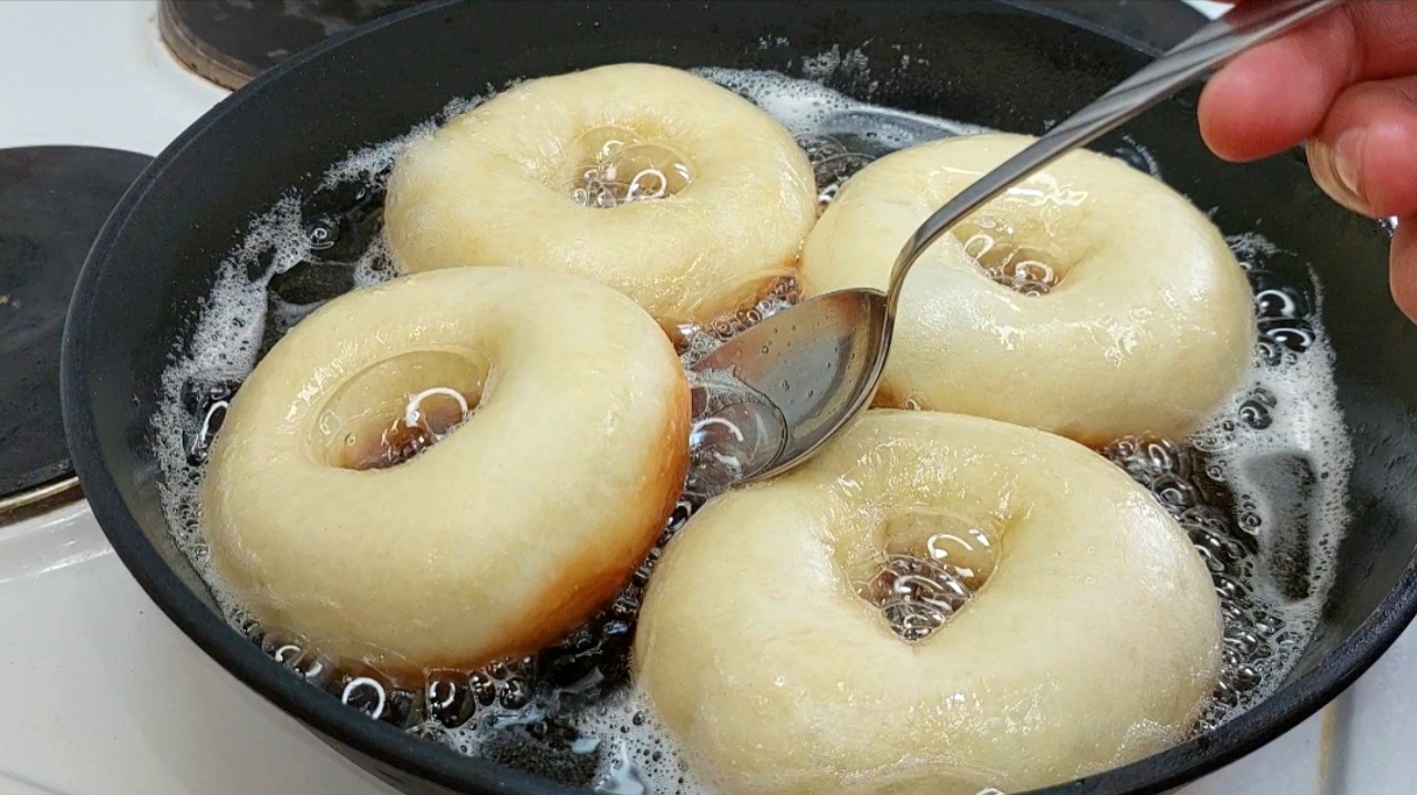 НИКОГДА НЕ ВПИТЫВАЕТ МАСЛО! Идеальный рецепт вкусного ПОНЧИК с восходящими дрожжами.. смотреть онлайн