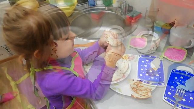 Печём блины. Милашка - мамина помощница. смотреть онлайн