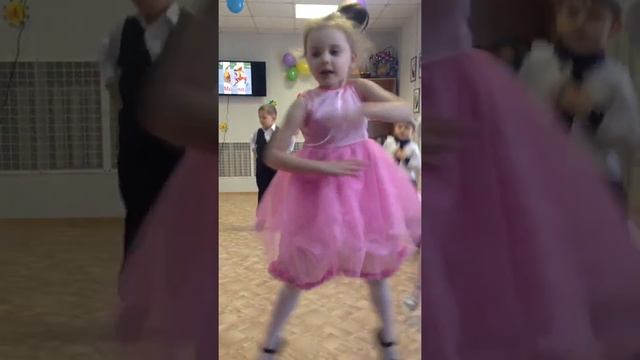 Дианка3D. Танцует "Бананамама" смотреть онлайн