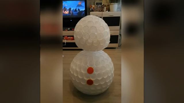 Снеговик из пластиковых стаканчиков смотреть онлайн