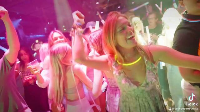 College Party Cruise 2023: Week 1 смотреть онлайн