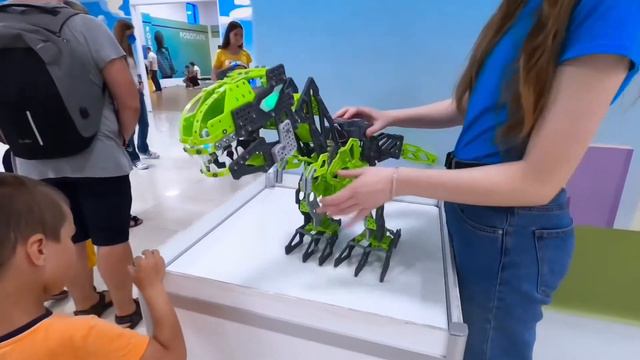 Kids are learning about Robots. смотреть онлайн