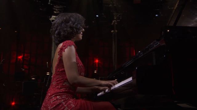 Khatia Buniatishvili plays Händel's Menuet in G Minor смотреть онлайн