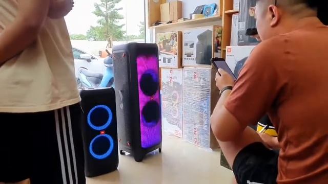 Khách hàng trải nghiệm các dòng JBL Partybox 310 tại hệ thống của trungnammedia. смотреть онлайн