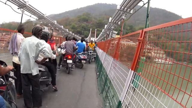 Индия. Гималаи. Ришикеш. Проходим мост. Мост Рам Джула. Ram Jhula Bridge смотреть онлайн