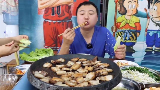Rare BBQ With My Wife At Home, Eat The Meat With Lettuce, So Satisfied | Mukbang Eating смотреть онлайн