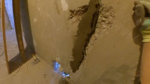 заделка сквозных дыр в стене сантехкабины.  Цементная Штукатурка + Опалубка.