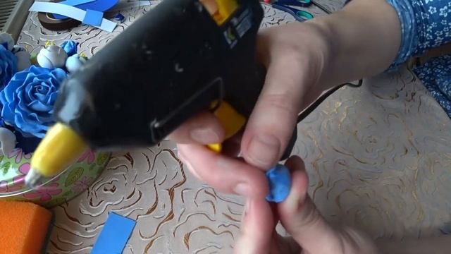МК по изготовлению розы с плоским дном и маленьких цветочков из фоамирана смотреть онлайн