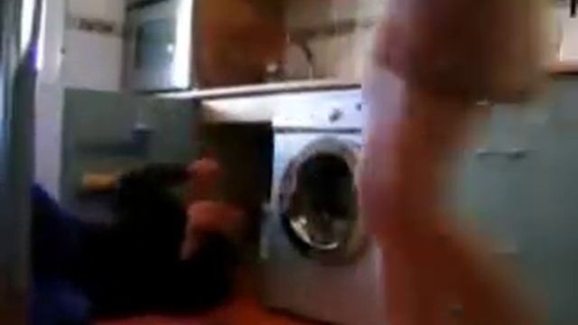 Un plombier un peu trop curieux et vicieux !!! смотреть онлайн