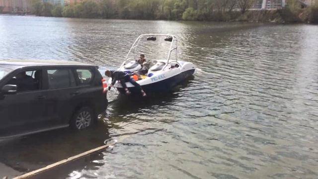 Мякинино, яхтклуб - спуск катера на воду