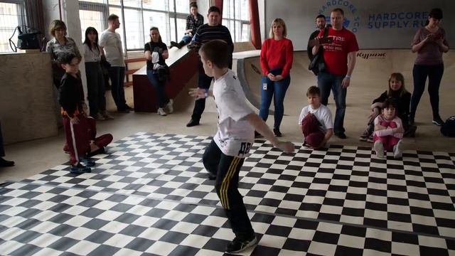 kids 1x1 - bboy Fire vs Движ'ок - Брейк на волне 2019 смотреть онлайн