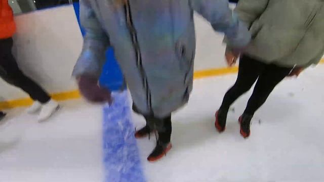 13 ноября 2022, норм катнулись, хоть и лёд был твёрдый и скользкий смотреть онлайн