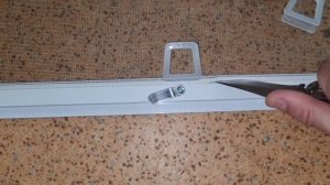 Как заменить сломанную ручку на москитной сетке?