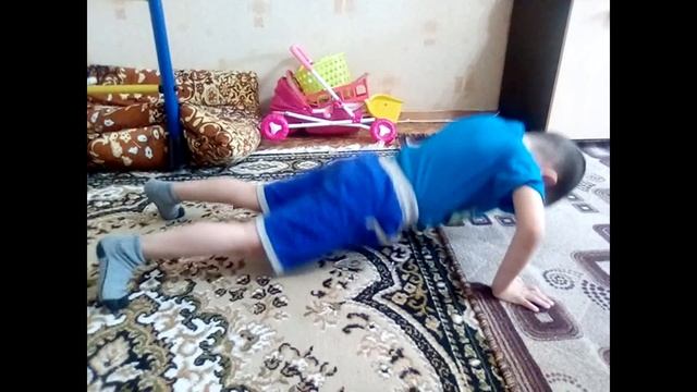 Пресс, турник, отжимания. Максим делает зарядку а Лера помогает ему смотреть онлайн