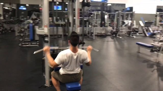 How to Do the Lat Pulldown смотреть онлайн