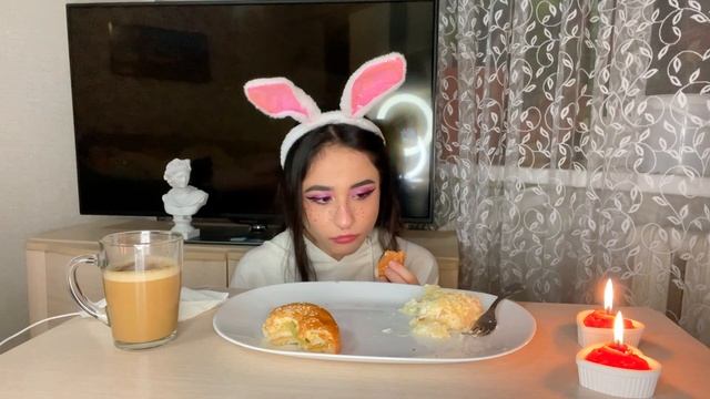 ASMR:MUKBANG/МУКБАНГ САЛАТ, БУРГЕРЫ, КОФЕ смотреть онлайн