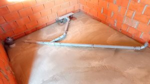 Монтаж канализации, доделываю лестничный проём, черновая стяжка...#Казань