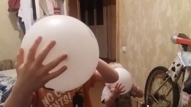 Алекс и Метью надувают шары смотреть онлайн
