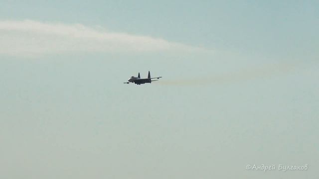 Одиночный Су-35с "Русские Витязи"- финальный проход на низкой высоте и свечой вверх! Su 35 low pass смотреть онлайн