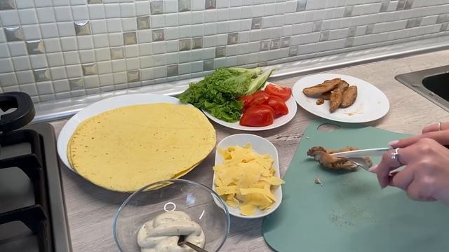 РЕЦЕПТЫ | ГОТОВИМ ЦЕЗАРЬ РОЛЛ ДОМА | БЫСТРО И ВКУСНО смотреть онлайн