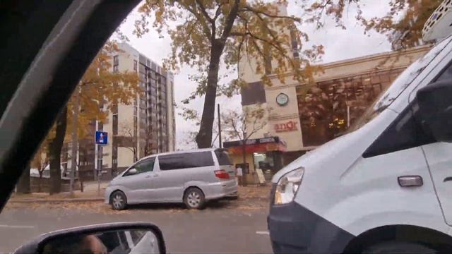 Алма-Ата. По ул. Ташкентской. Строят новые дома, вместо старых каркасно-камышитовых. 26 10 2023. смотреть онлайн