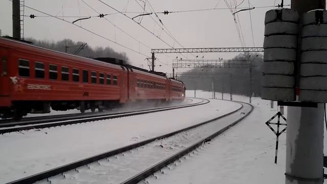 Аэроэкспресс ЭД4М едет в сторону аэропорта Домодедово смотреть онлайн