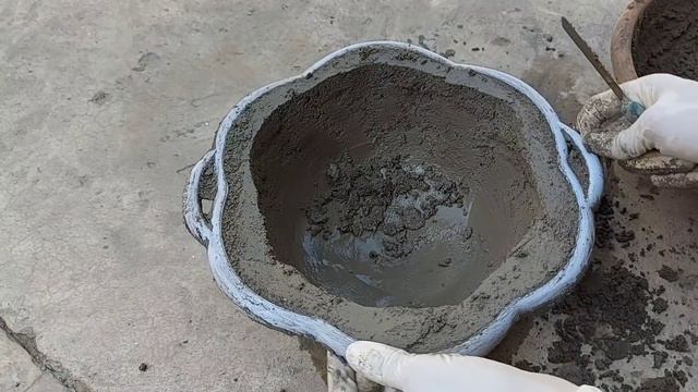 Casting cement pot from Plastic basket at home very easily. смотреть онлайн