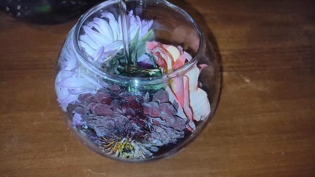 Осенняя композиция и сухие цветы в эпоксидной смоле в круглых вазах смотреть онлайн