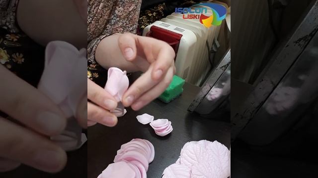 МК сборка розочки из фоамирана на контейнер из под бахил.