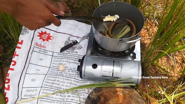 How to Steam Eel with Coconut Water Recipe - Cooking Eel - Coconut Wate / Village Food Factory Asia смотреть онлайн