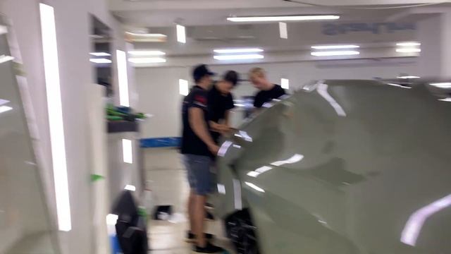 Оливковая BMW 320D - оклейка автомобиля новой пленкой из серии Nardo Gray смотреть онлайн