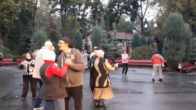 КРАСИВАЯ МУЗЫКА!??/ КРАСИВЫЕ ТАНЦЫ В ПАРКЕ ГОРЬКОГО ХАРЬКОВ ОКТЯБРЬ 2020 смотреть онлайн