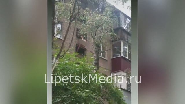 Спасатели сняли с козырька дома голого мужчину смотреть онлайн