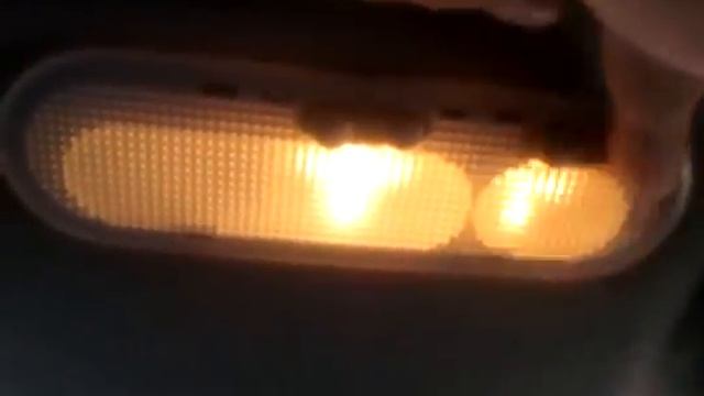 Плафон в купето на Дачия Сандеро 1.2 16V Е2 смотреть онлайн