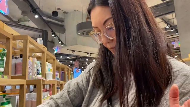 влогмас: шопинг, покупка подарков и очень много магазинов смотреть онлайн