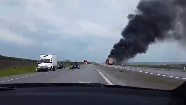 На трассе «Уфа – Стерлитамак» загорелась фура смотреть онлайн