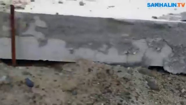 Между бетонной плитой и песочным основанием на строящемся стадионе в Охе появилась щель смотреть онлайн