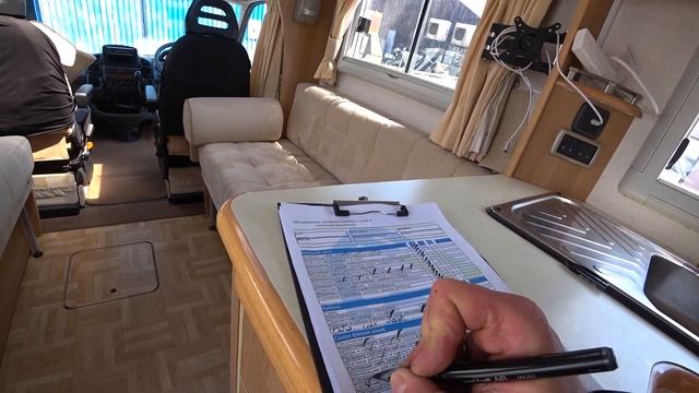 Столы, люки, боковые панели мебели. Внутренний осмотр автодома. Habitation service смотреть онлайн